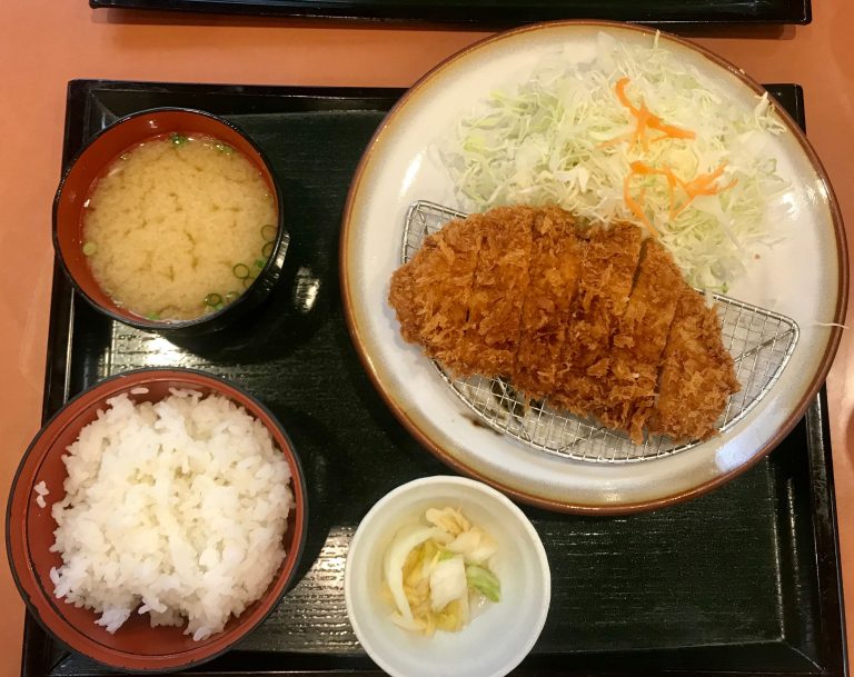 西新宿 サクサク衣で胃もたれなしの揚げ加減抜群 とんかつ伊勢 Daily Shinjuku 西新宿 サクサク衣で胃もたれなしの揚げ加減抜群 とんかつ伊勢 Daily Shinjuku
