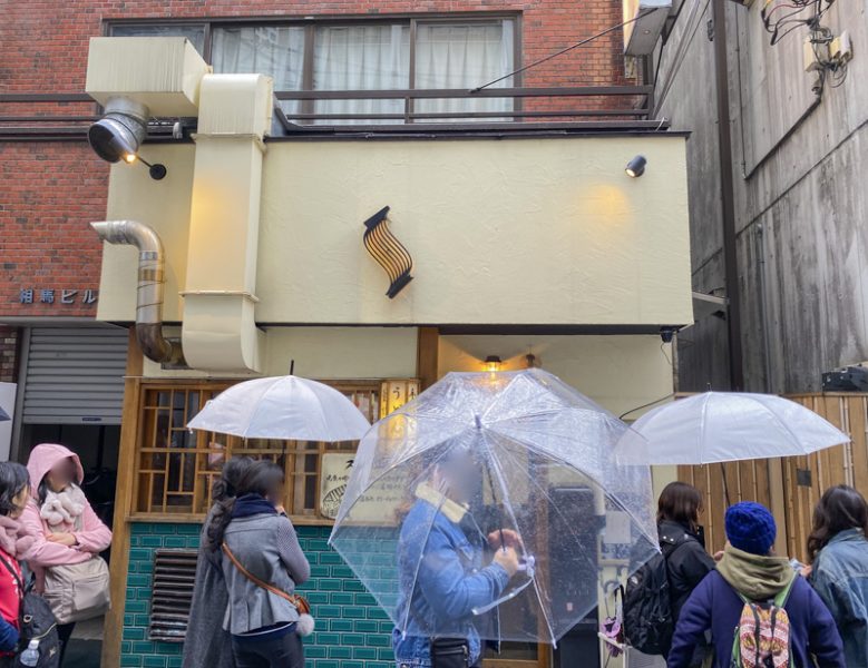 【新宿の行列ができる人気店】並んででも食べたいお店16選 雨の日でも行列のできる『うどん 慎』