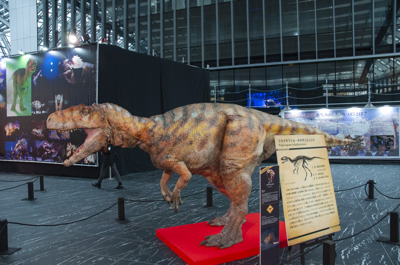 「新宿住友ビル三角広場」にて開催の『ディノアライブの恐竜たち展』