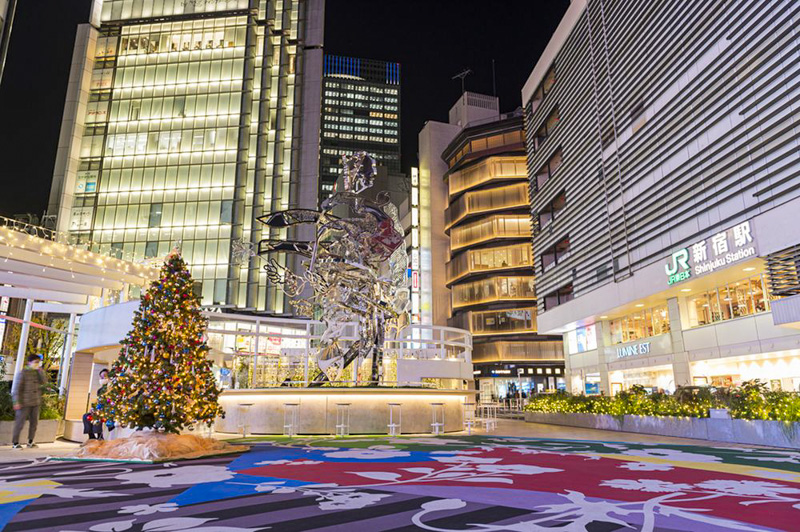 クリスマスムードに包まれる新宿東口駅前広場