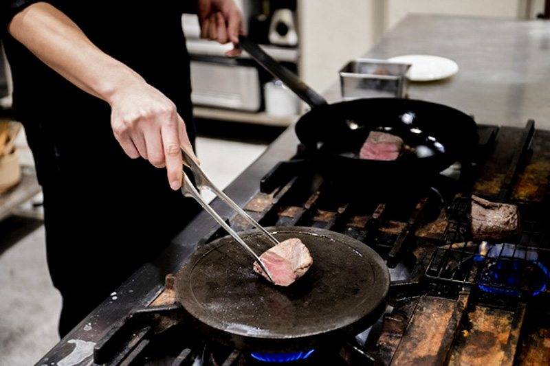 「溶岩で炙る」新業態の焼肉屋が西新宿にオープン！