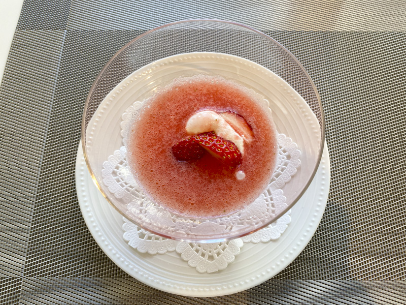 『新宿高野本店 タカノフルーツパーラー』苺とりんごのスープ