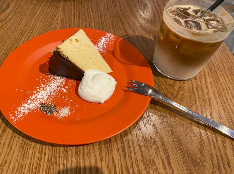 新宿西口カフェ『AFTER ALL COFFEE(アフターオールコーヒー)』バスク風チーズケーキ＋アイスラテ