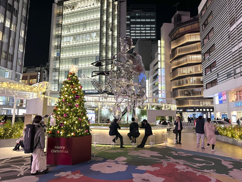 【新宿のクリスマスイルミネーション10選】2.新宿ルミネエスト前『新宿東口駅前広場』