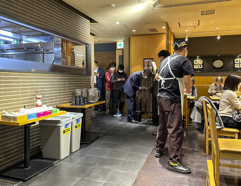 【#新宿地下ラーメン】「SHINJUKU DELISH PARK」に期間限定出店中の『ゴールデンタイガー』店内