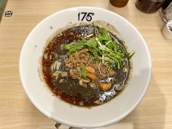 『175°DENO担担麺 TOKYO』の「黒ごま担担麺(汁あり)」と二郎系担担麺「一七五郎(G系担担麺)」