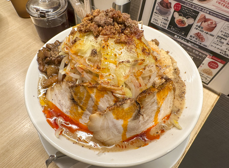 『175°DENO担担麺 TOKYO』の「黒ごま担担麺(汁あり)」と二郎系担担麺「一七五郎(G系担担麺)」