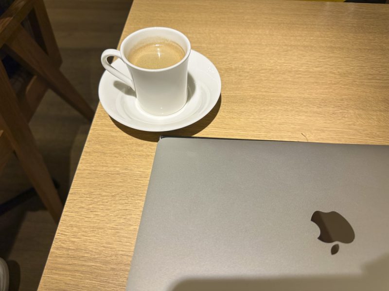 【東新宿駅周辺のカフェ】PC作業も可能「CAFE ECLA(カフェ エクラ)」