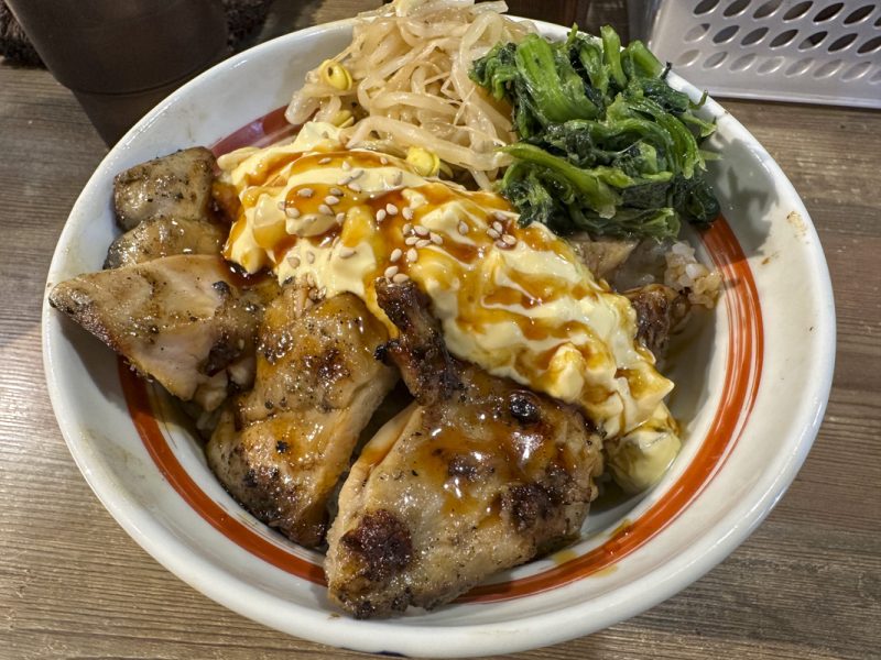 『炭焼き丼専門店どんぴしゃり』の炭焼 豚丼(大)と炭焼 鶏タル丼(普通)