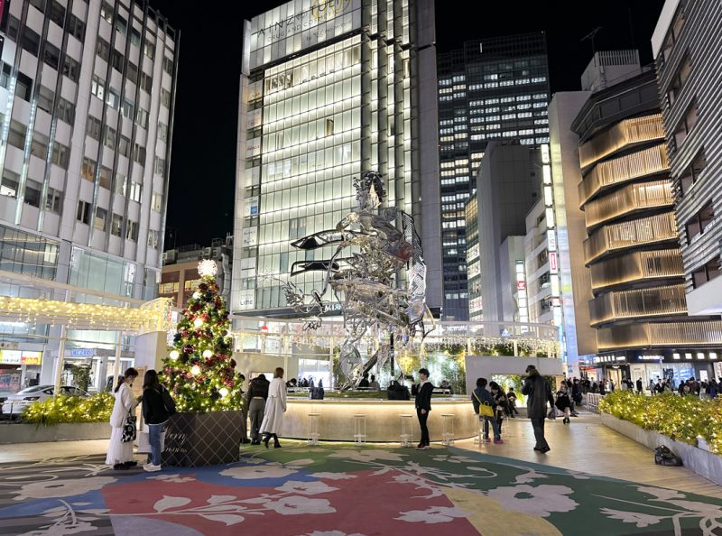 新宿のクリスマスイルミネーション14選 2.新宿ルミネエスト前『新宿東口駅前広場』