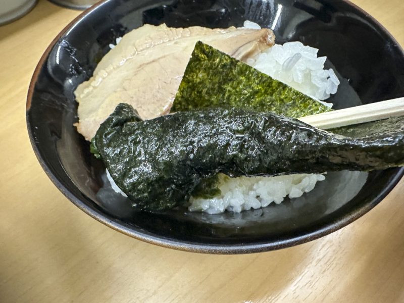 『横浜ラーメン 町田家 新宿南口店』のチャーシュー麺とねぎラーメン