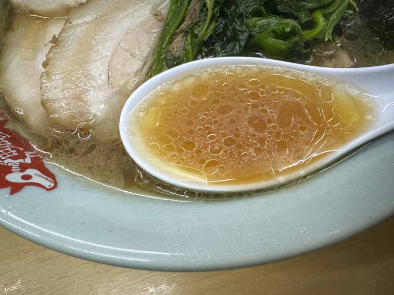 『横浜ラーメン 町田家 新宿南口店』のチャーシュー麺とねぎラーメン