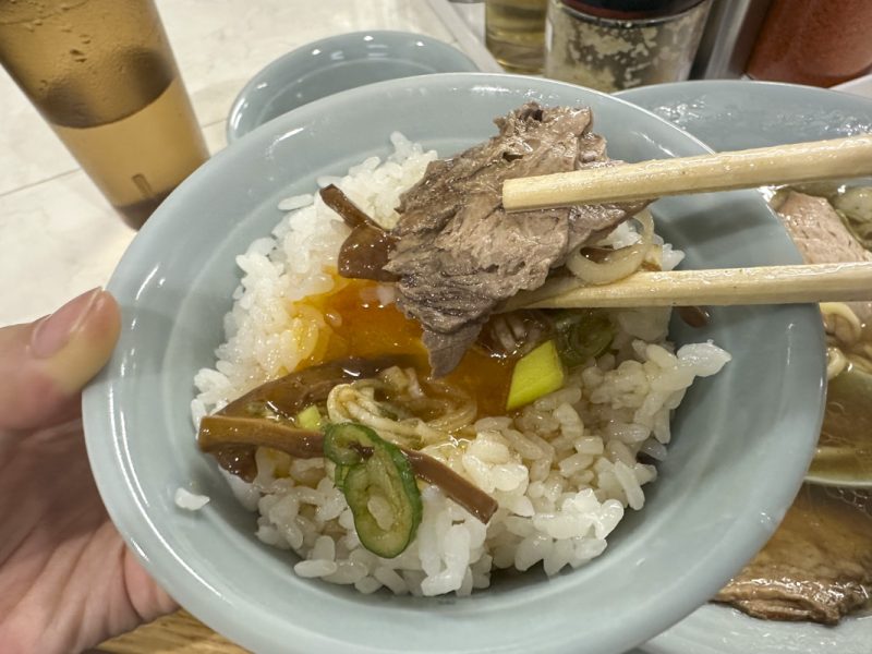 『新宿小滝橋 クマちゃんラーメン』のチャーシュー麺＋白ご飯