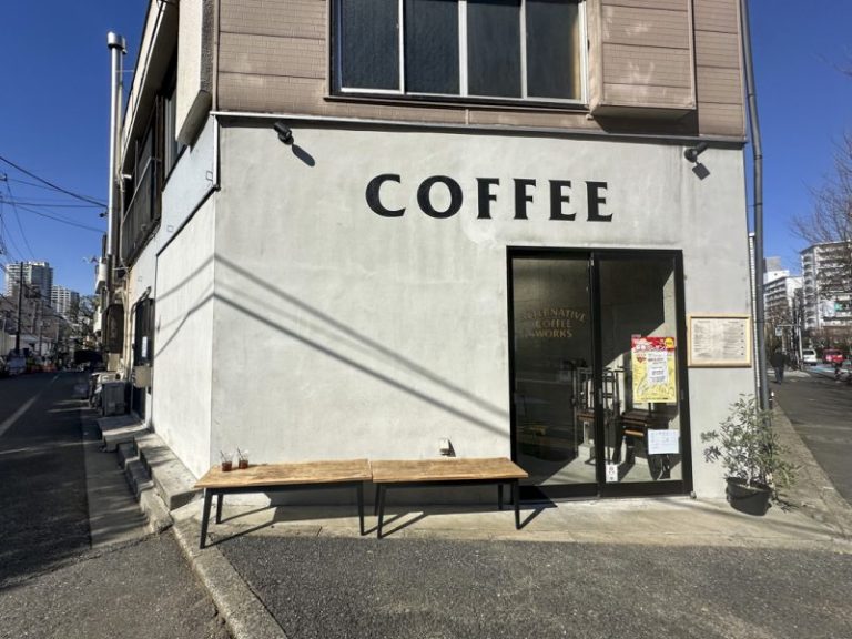【北新宿の人気カフェ】ロースター＆コーヒースタンド『Alternative Coffee Works』のカフェラテとロータスチーズケーキ