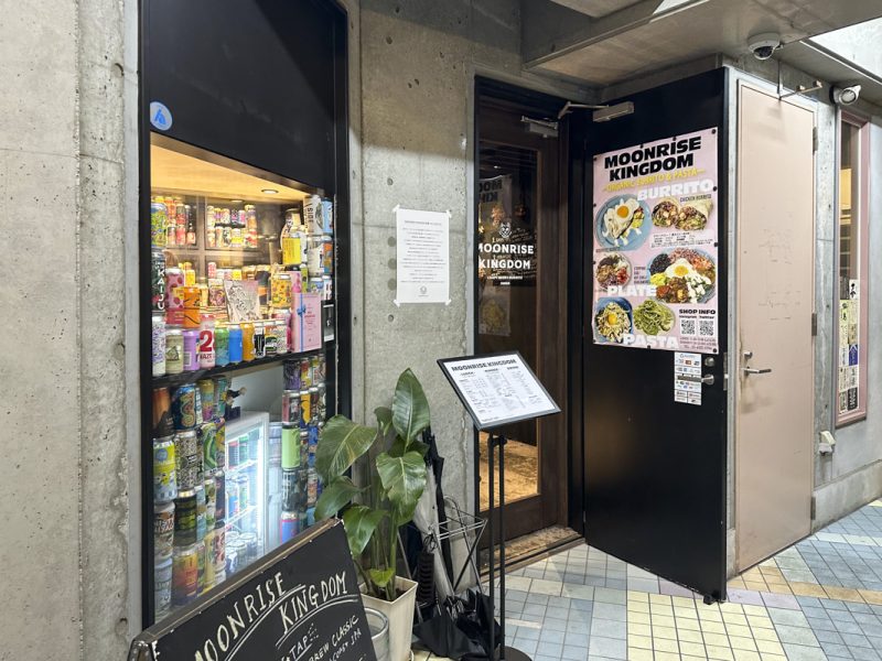 西新宿駅から徒歩5分のクラフトビールバル『MOONRISE KINGDOM』
