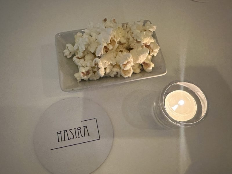 『HASIRA(ハシラ)』の自家製バナナプリンとアイスカフェラテ