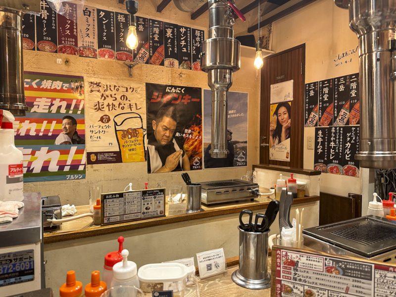 『にんにく焼肉 プルシン新宿店』の店内