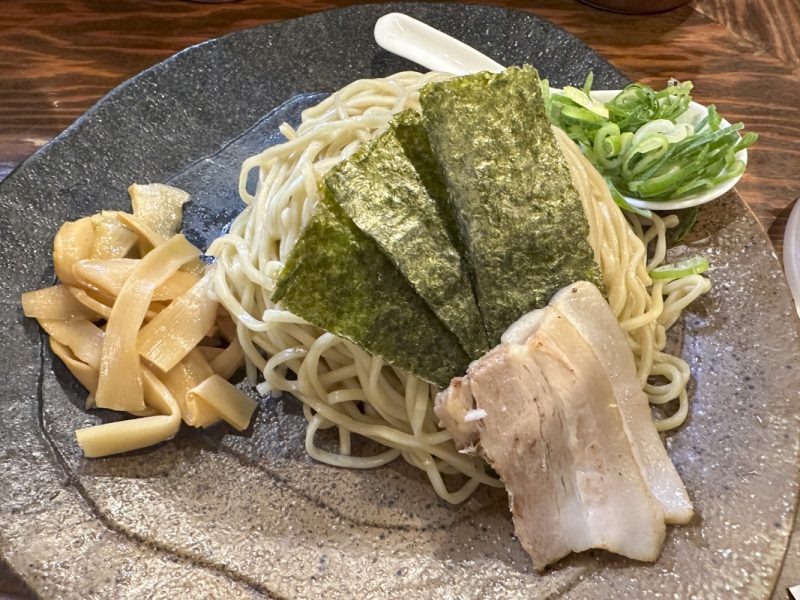『ラーメン龍の家 新宿小滝橋通り店』つけ麺もつ 並 1,000円