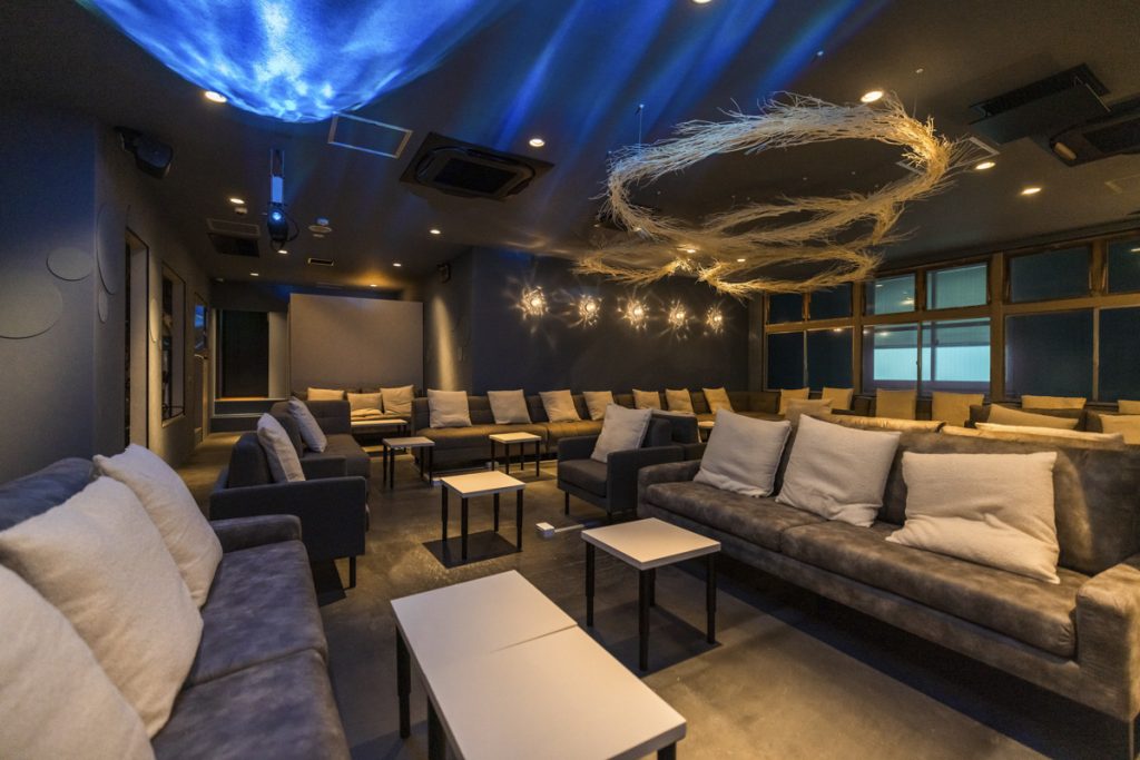 【ドリンク料金が税込40円〜!?】『シーシャ＆バー C.STAND DARTS＋(シースタンドダーツ) 西武新宿・歌舞伎町3号店』が6月29日ニューオープン