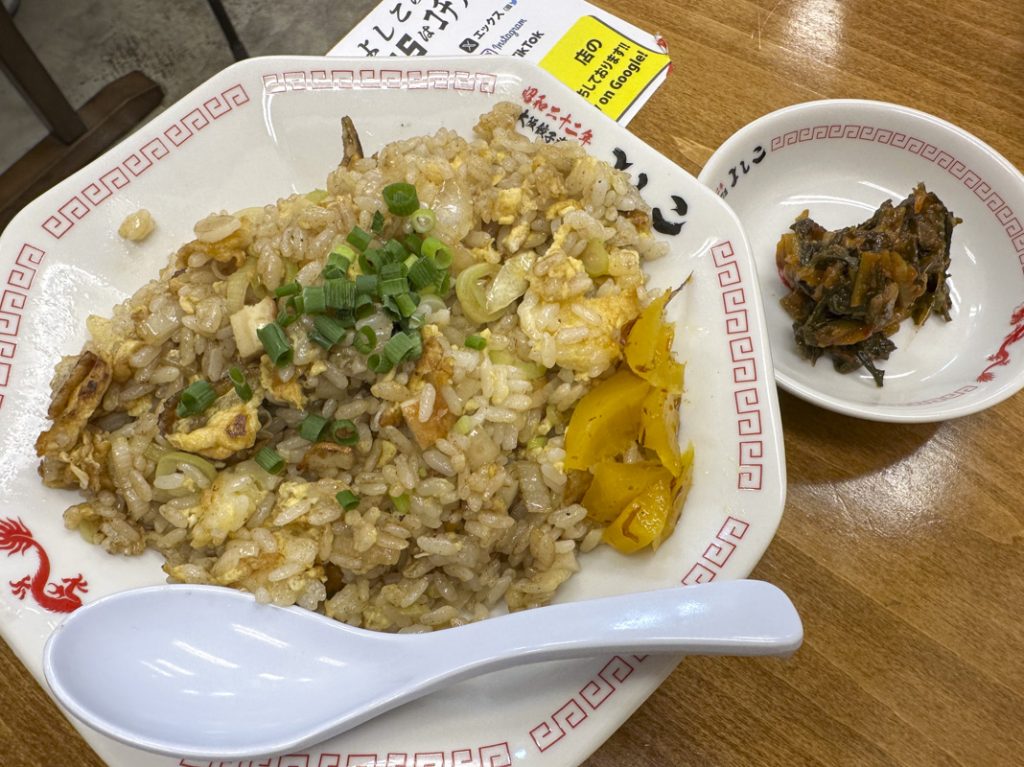 『大阪餃子専門店 よしこ 飯田橋店』の徳さんが作ったまぁまぁなチャーハン 715円＋半殺しキムチ 418円