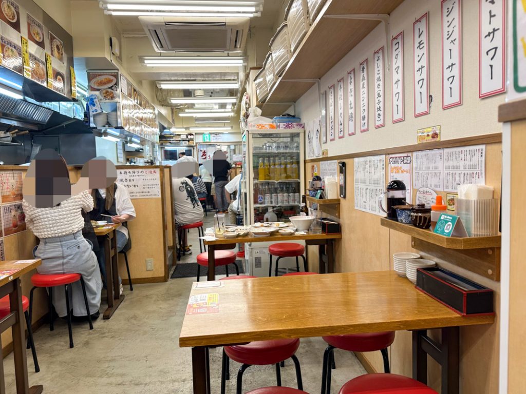 『大阪餃子専門店 よしこ 飯田橋店』の店内やメニュー