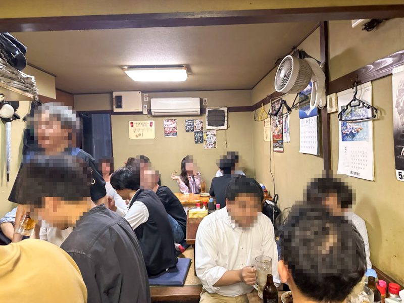 新宿歌舞伎町のもつ焼き酒場『もつ焼きカミヤ』店内