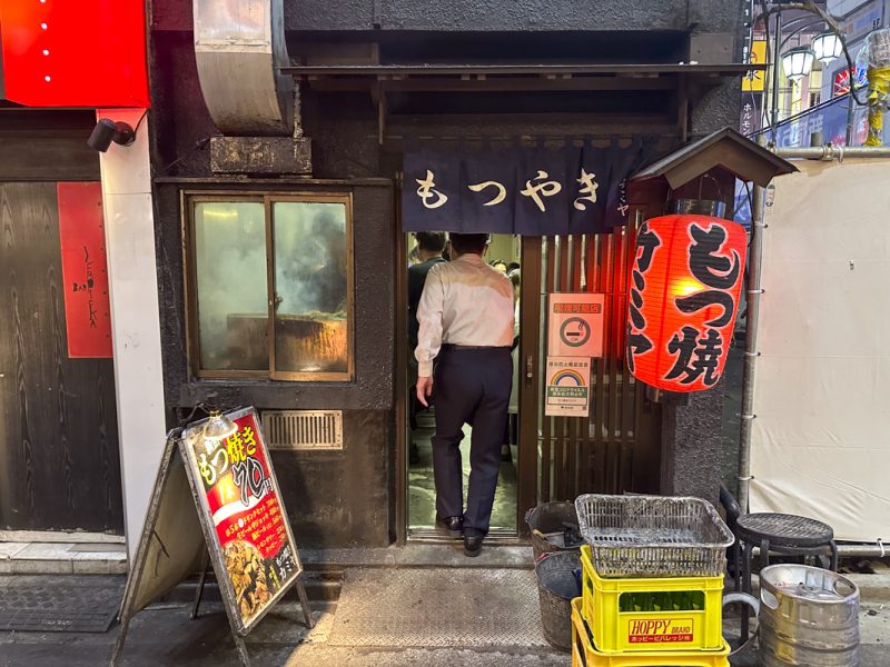 新宿歌舞伎町のもつ焼き酒場『もつ焼きカミヤ』