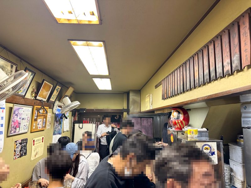 新宿歌舞伎町のもつ焼き酒場『もつ焼きカミヤ』店内