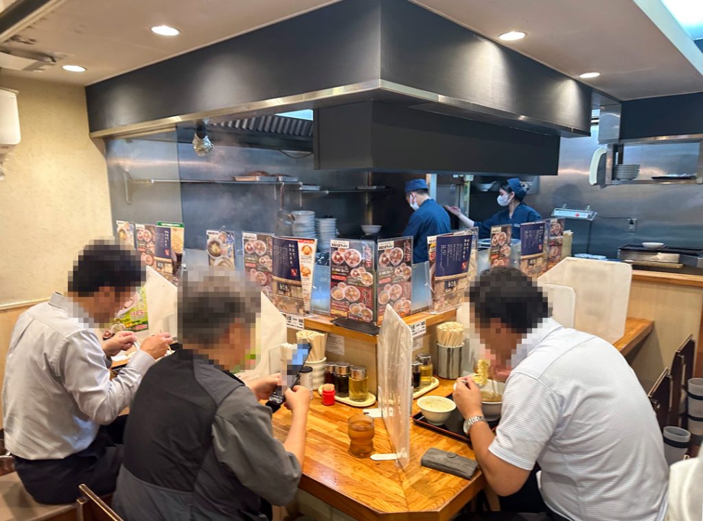 『喜多方ラーメン坂内 歌舞伎町店』の店内やメニュー