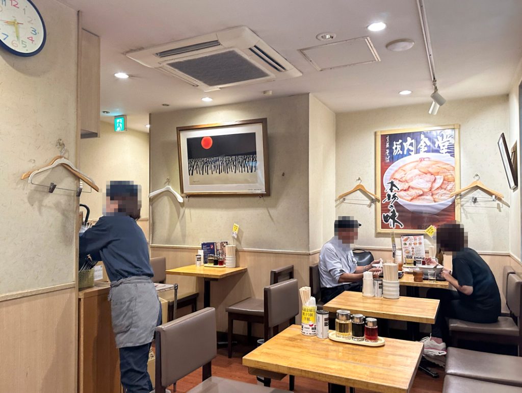 『喜多方ラーメン坂内 歌舞伎町店』の店内やメニュー