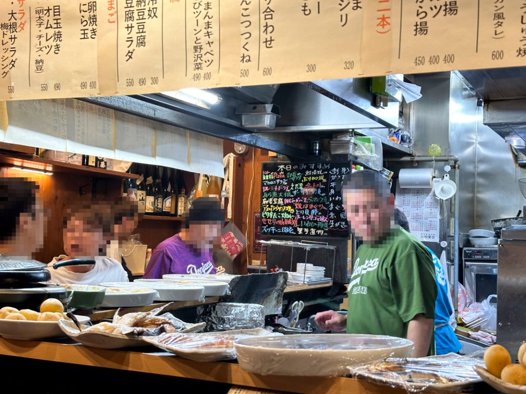 『新宿参丁目 立呑み ありがとう』の店内