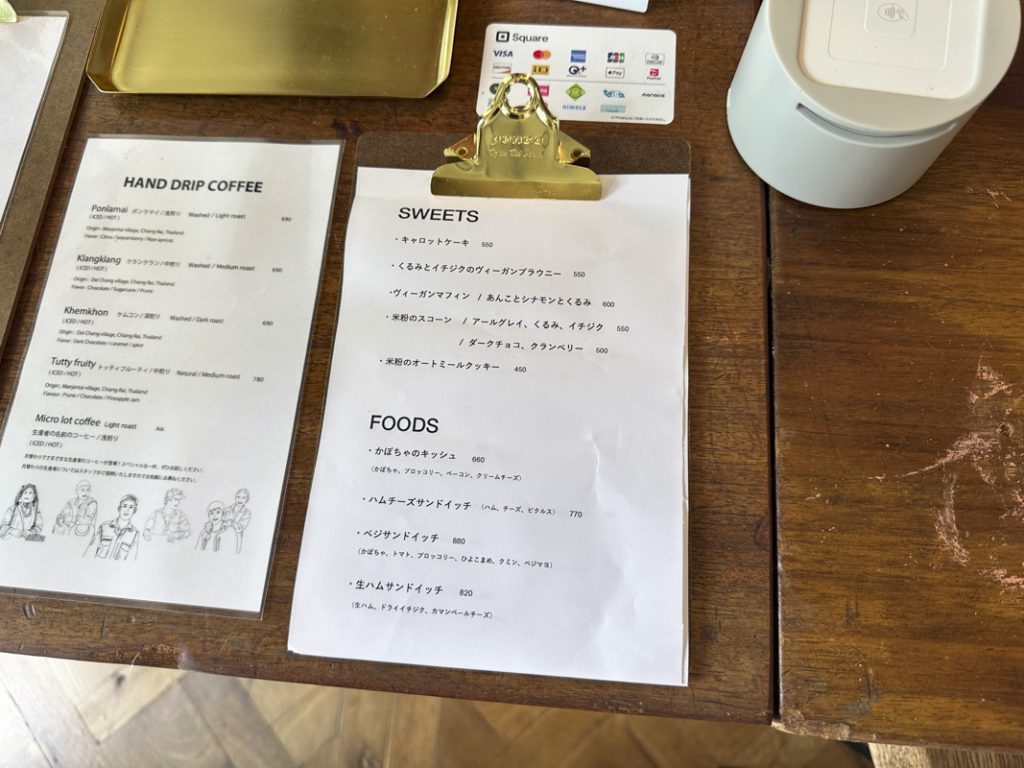 早稲田カフェ『AKHA AMA COFFEE ROASTERS TOKYO』の開放的な店内