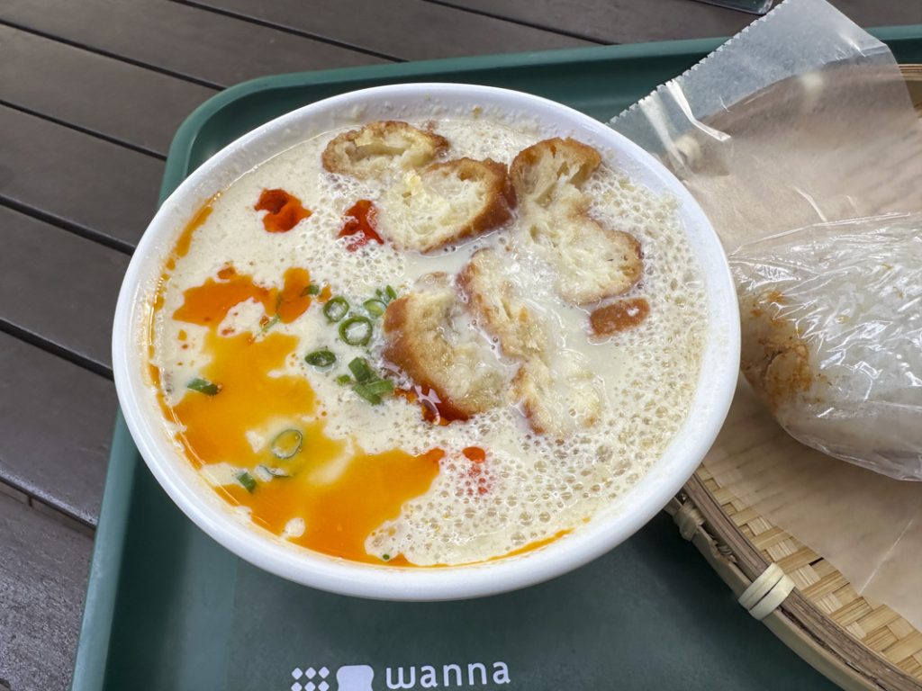 『wanna manna 東京 飯田橋サクラテラス店』【早餐セット】台湾式豆乳スープ「鹹豆漿」