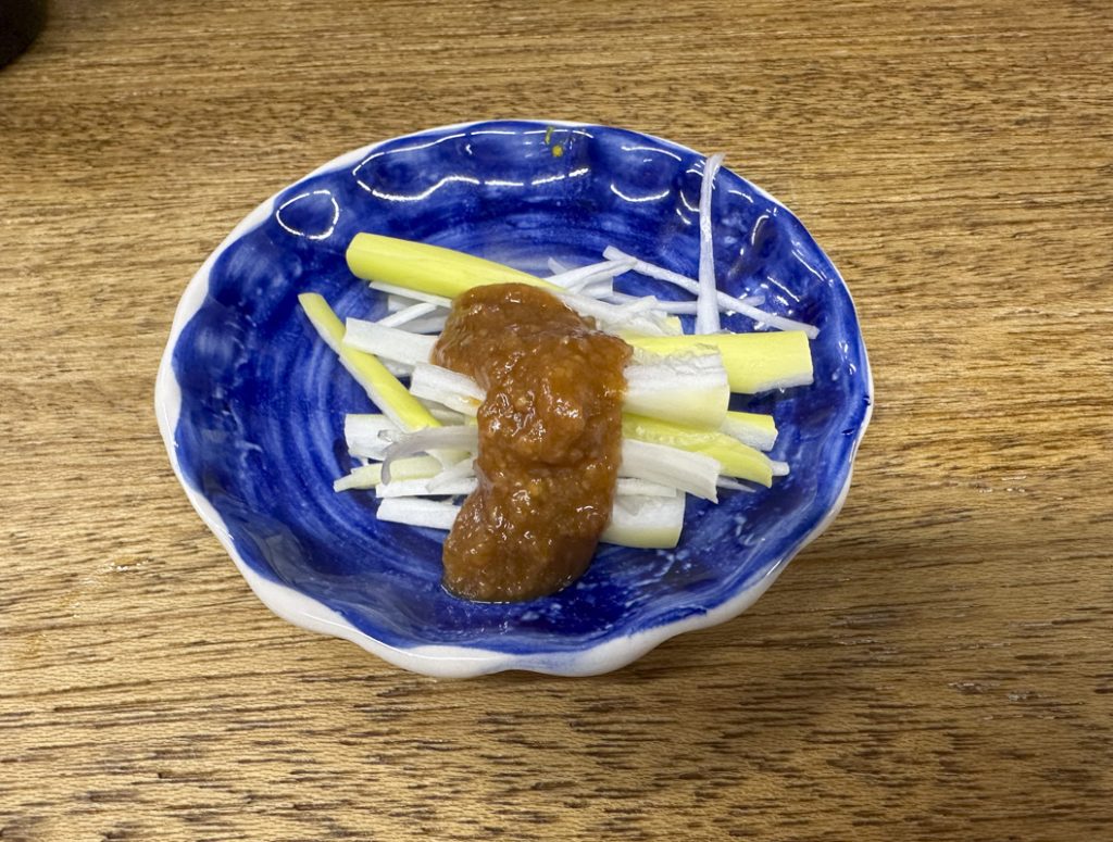 『餃子荘ムロ』お通し ネギ味噌