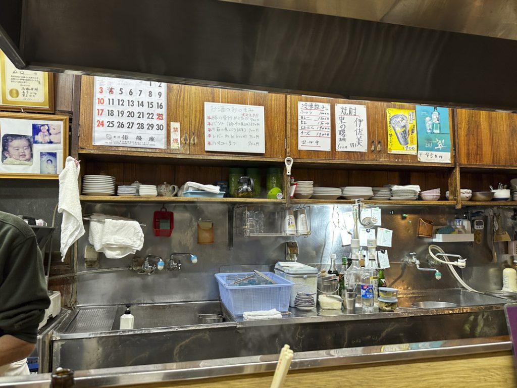 『餃子荘ムロ』の店内