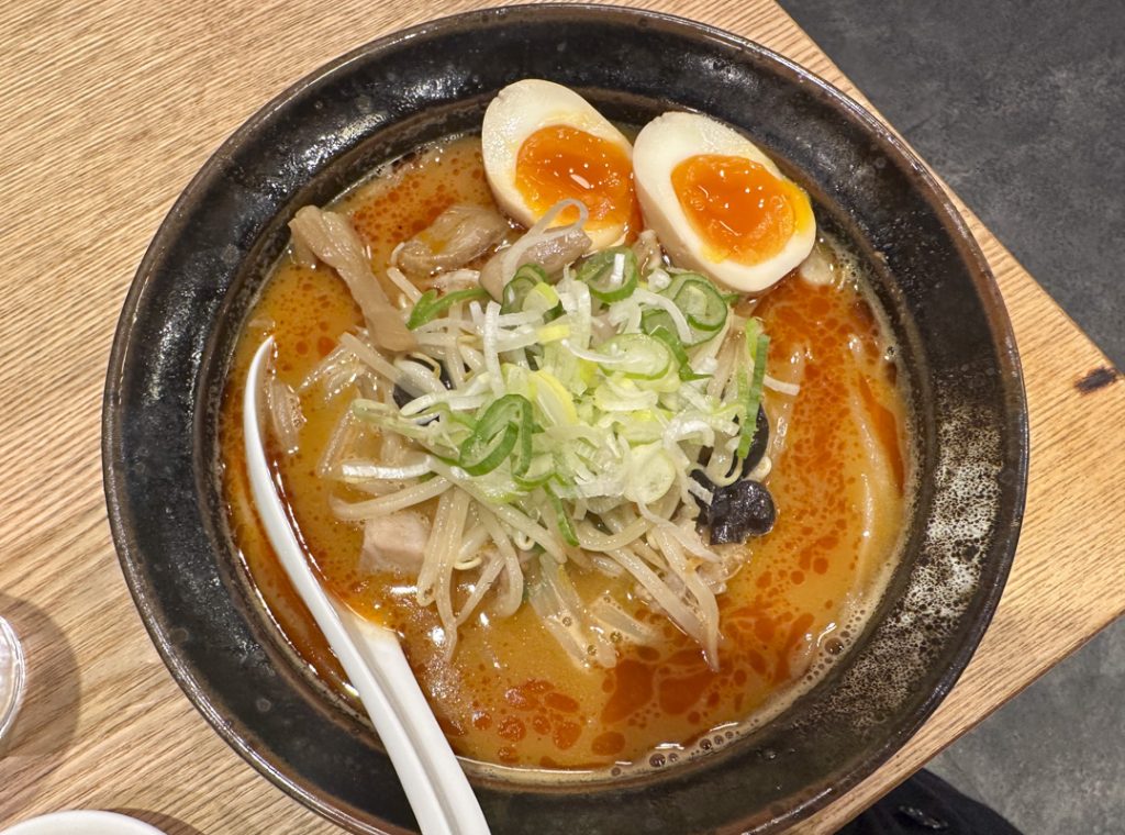 『北海道らーめん 味八』の味噌オロチョンらーめん(中辛) 1,000円