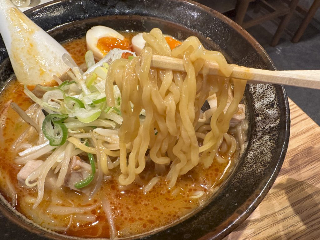 『北海道らーめん 味八』の味噌オロチョンらーめん(中辛) 1,000円