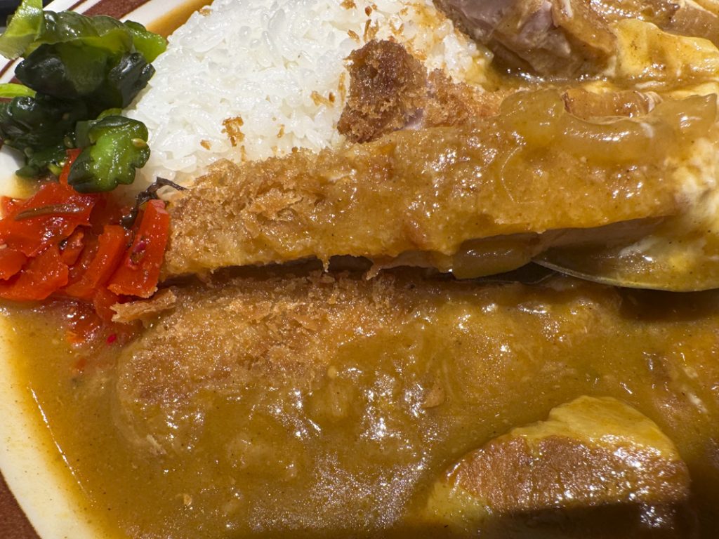 『モンスナック新宿紀伊國屋ビル店』カツカレー 1,000円 ＋チーズ 200円