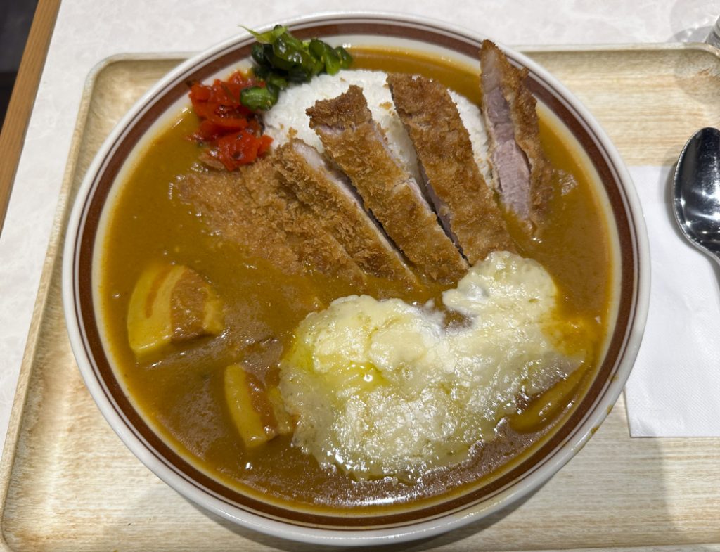 『モンスナック新宿紀伊國屋ビル店』カツカレー 1,000円 ＋チーズ 200円