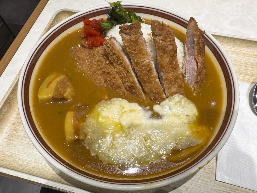 【新宿カレーの名店】外国人観光客で賑わう！再オープンした『モンスナック新宿紀伊國屋ビル店』のカツカレーとコロッケカレー