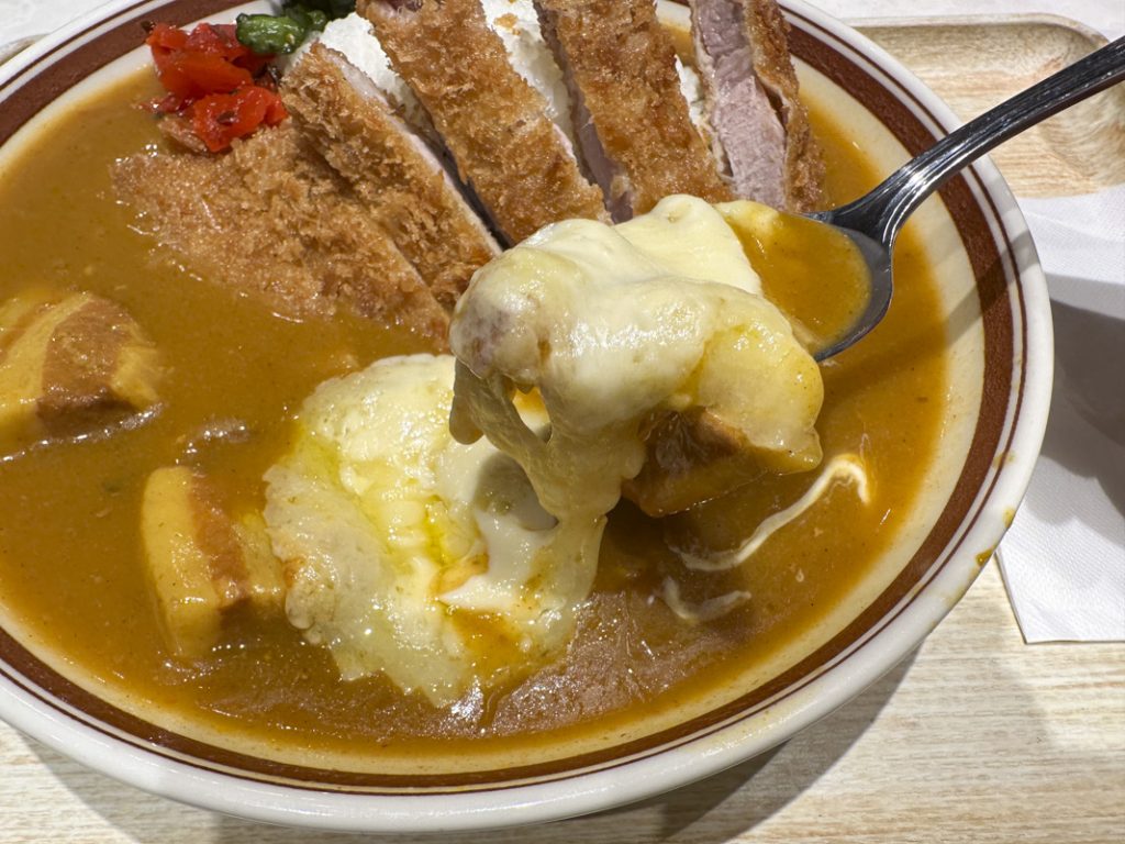 『モンスナック新宿紀伊國屋ビル店』カツカレー 1,000円 ＋チーズ 200円