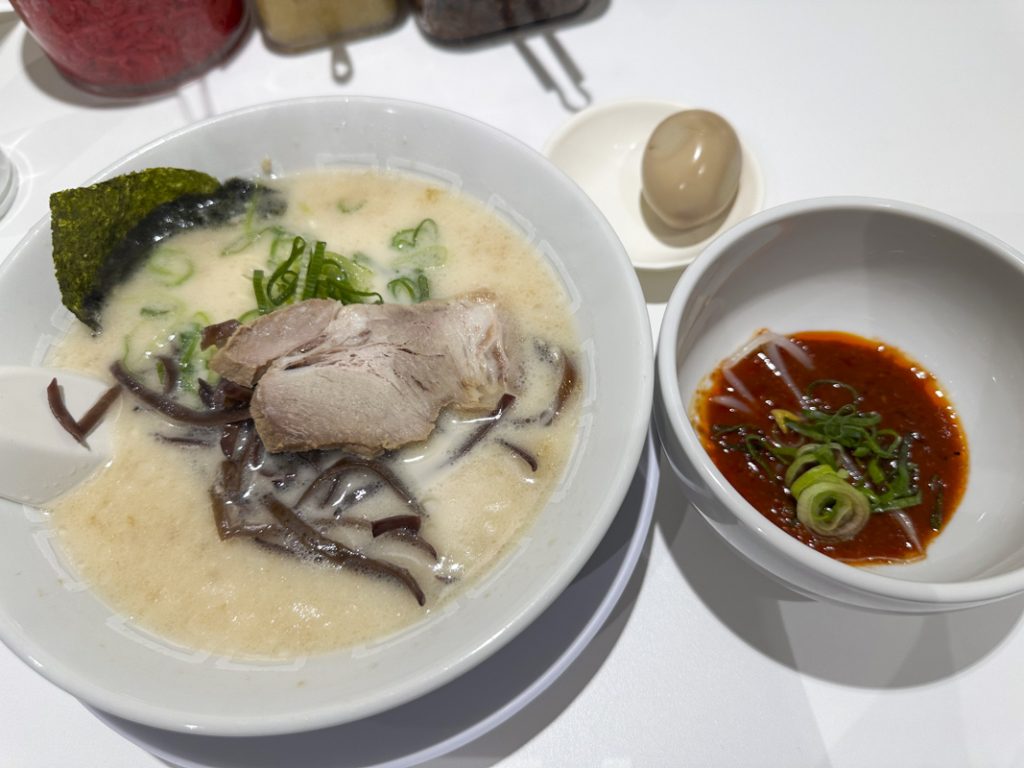 『博多天神 新宿東口店』のラーメン 辛(カラ) 700円＋味付け玉子 100円