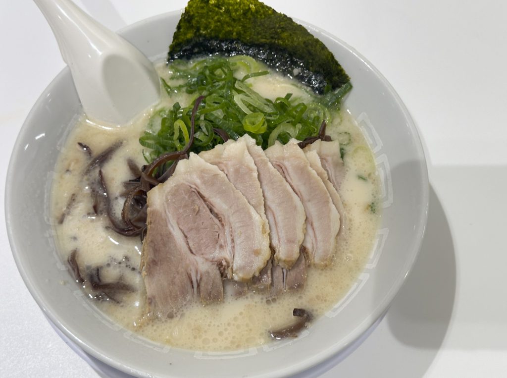 『博多天神 新宿東口店(新宿御苑店)』の「チャーシューメン」と「ラーメン 辛(カラ)」