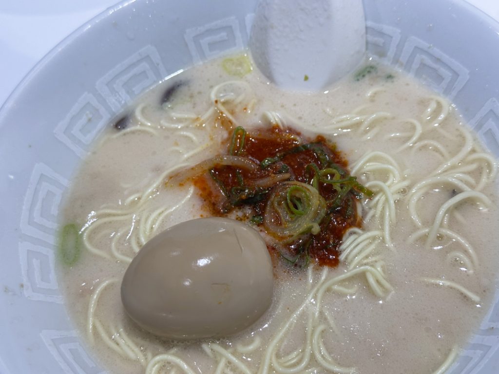 『博多天神 新宿東口店』のラーメン 辛(カラ) 700円＋味付け玉子 100円