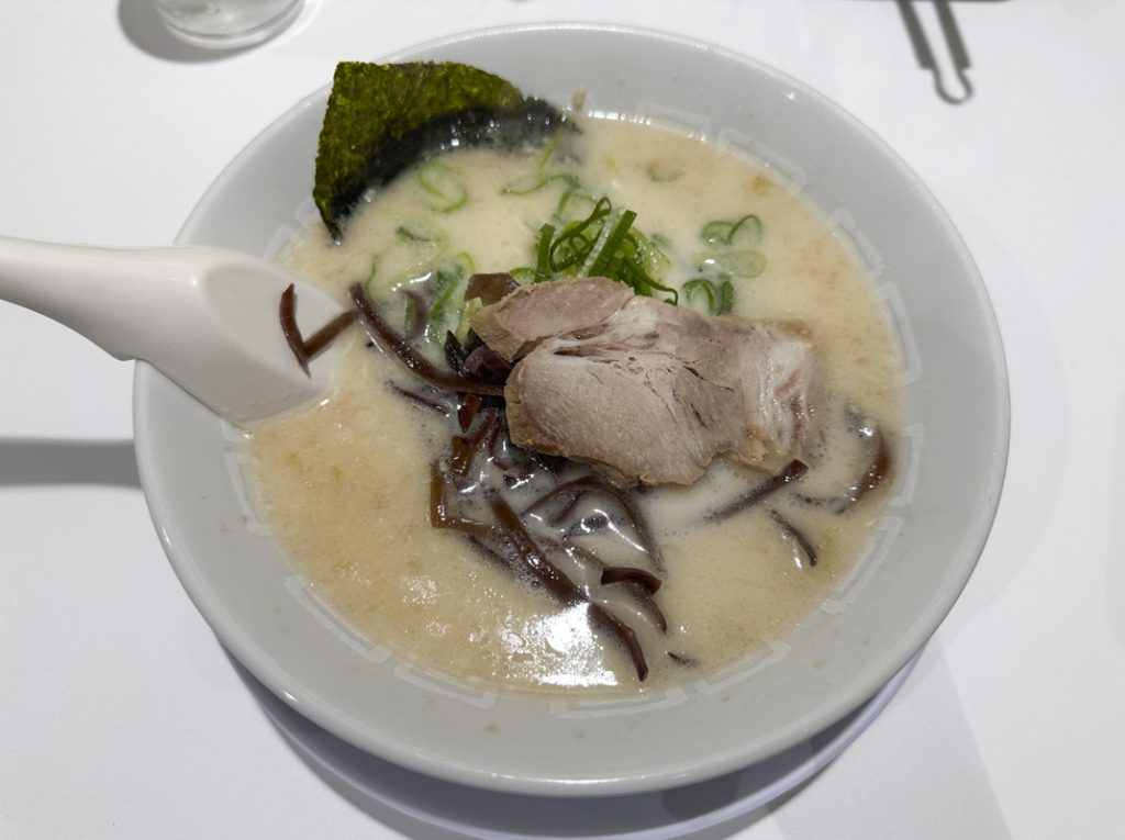 『博多天神 新宿東口店(新宿御苑店)』の「チャーシューメン」と「ラーメン 辛(カラ)」