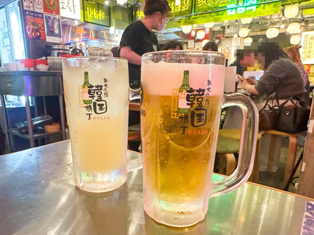 『新大久保韓国横丁 ホンデポチャ』の生ビール 583円+グレープフルーツサワー 550円
