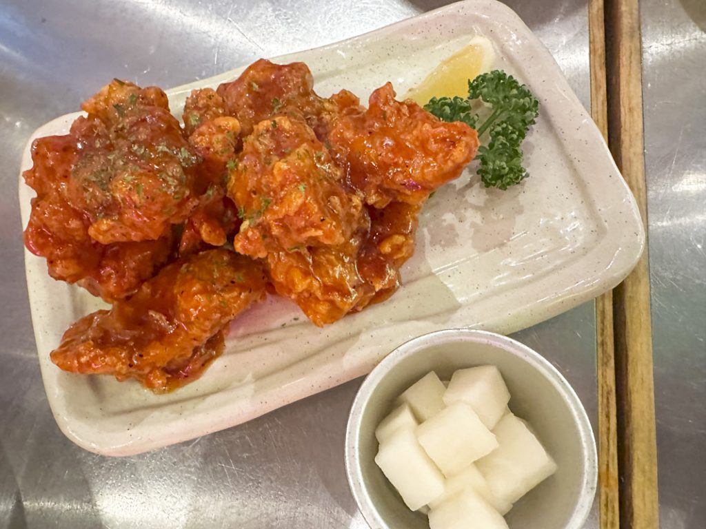 『新大久保韓国横丁 ホンデポチャ』のヤンニョムチキン 1,078円(税込)