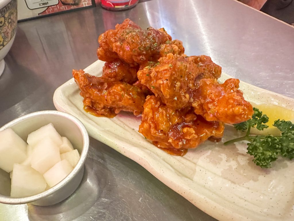 『新大久保韓国横丁 ホンデポチャ』のヤンニョムチキン 1,408円(税込)