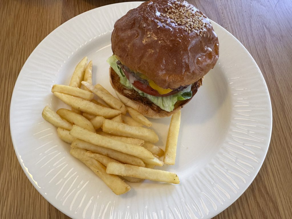 新宿曙橋『Clutch Tokyo』の「チーズバーガー」