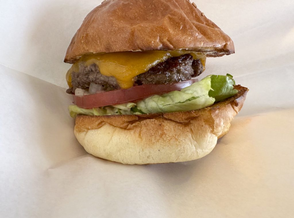 新宿曙橋『Clutch Tokyo』の「チーズバーガー」